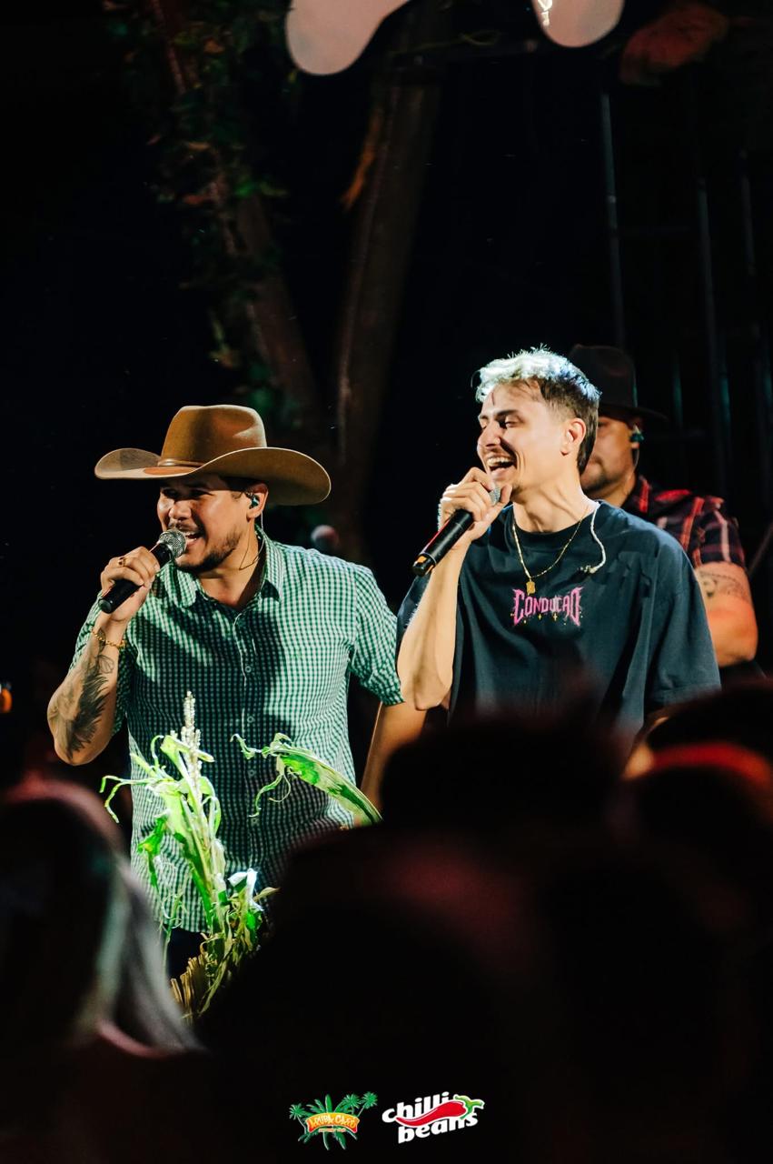 Rodrigo e Mattuto juntos no palco