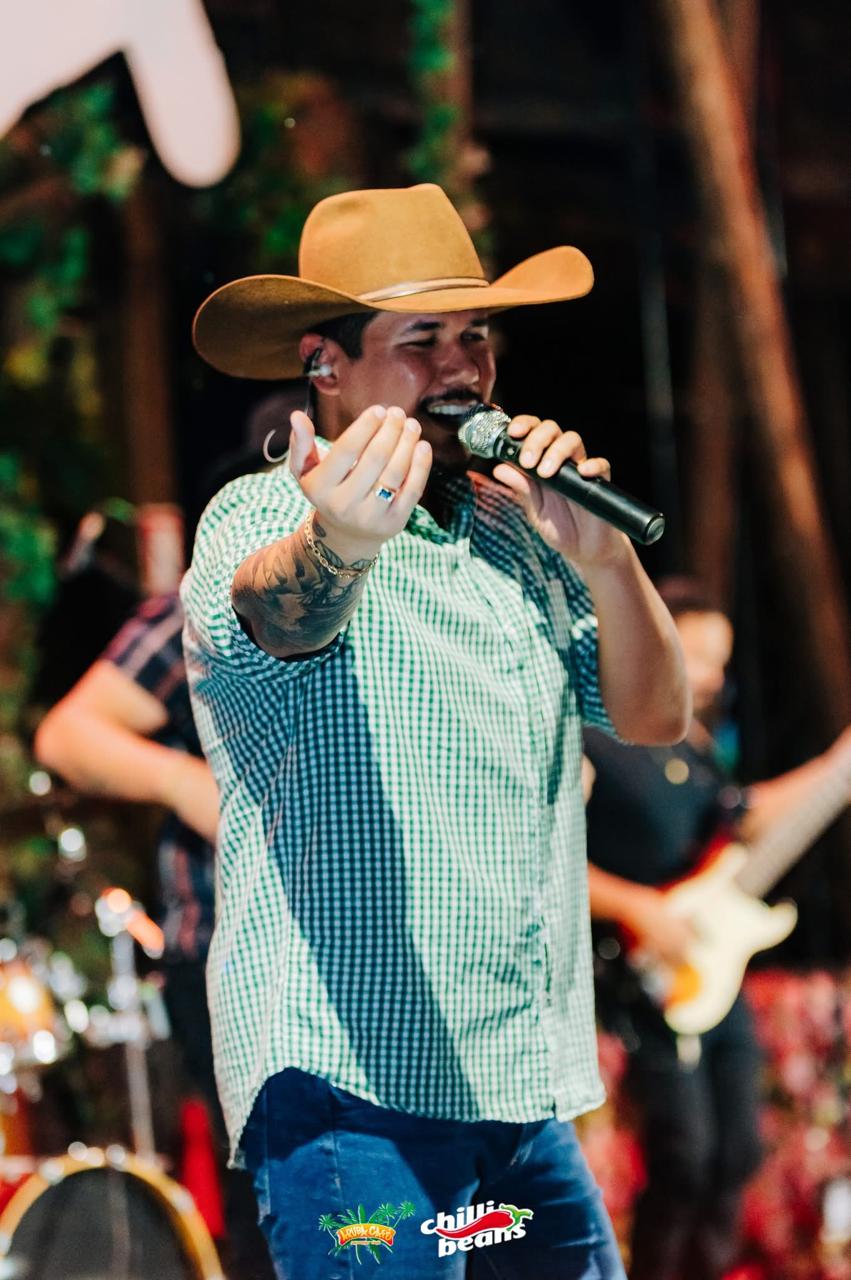 Mattuto cantando no palco