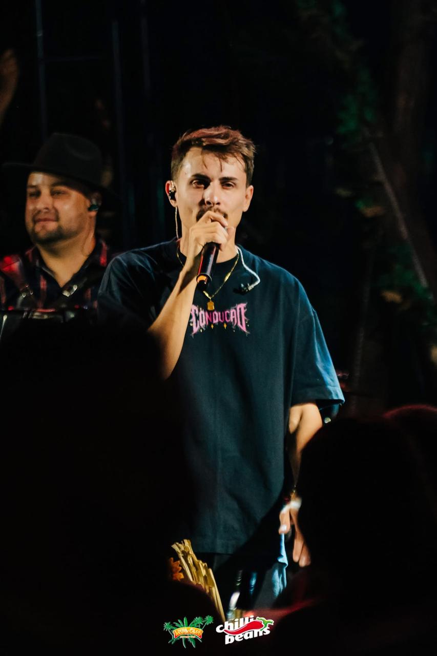 Rodrigo cantando no palco