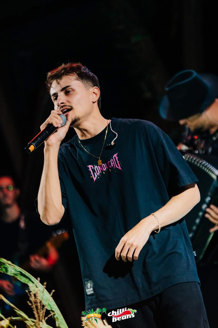 Rodrigo durante apresentação ao vivo