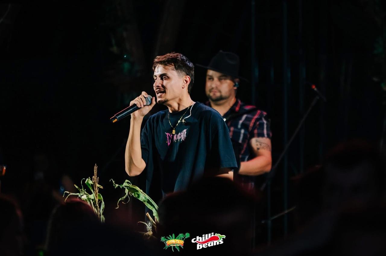 Rodrigo cantando com a banda